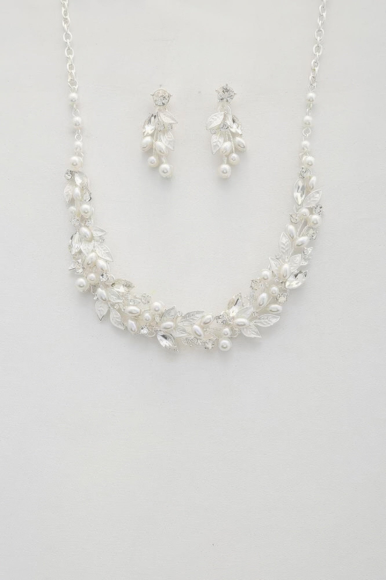 Leaf Pattern Pearl Crystal Necklace