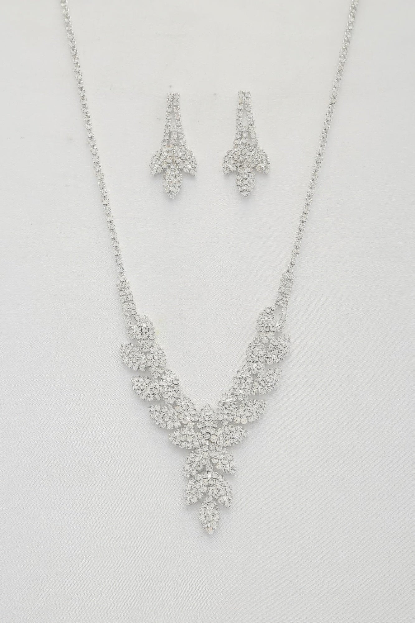 Leaf Pattern Crystal Necklace